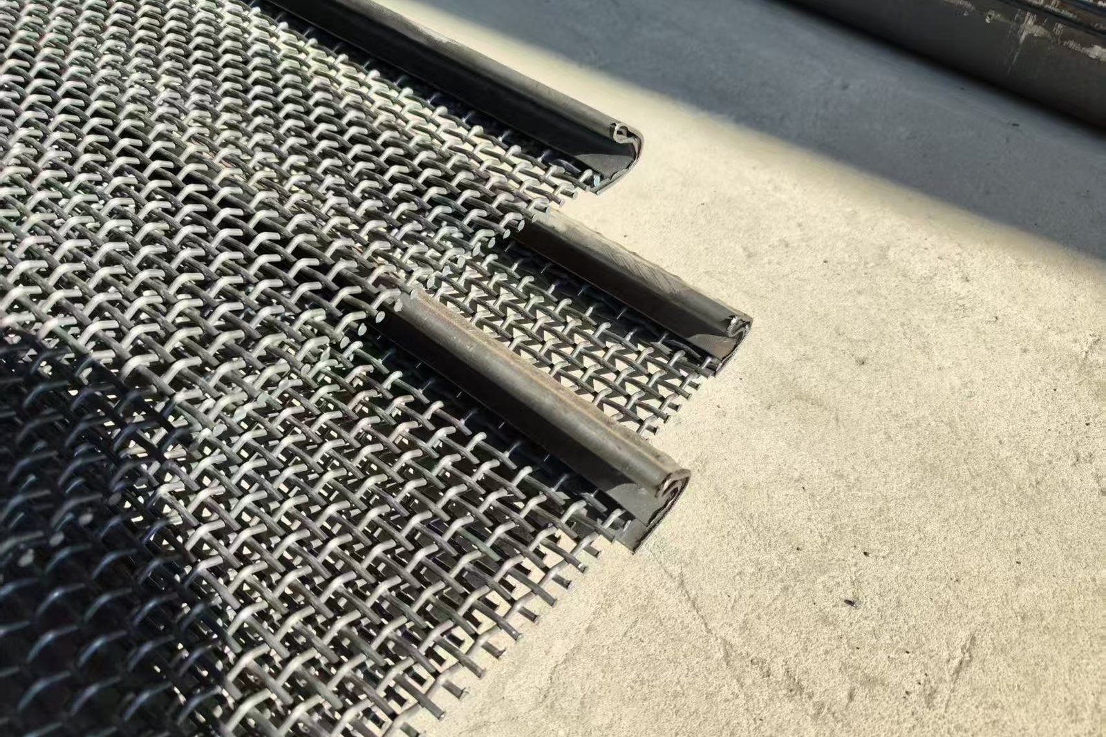 Custom hook and edge configuration on woven screens