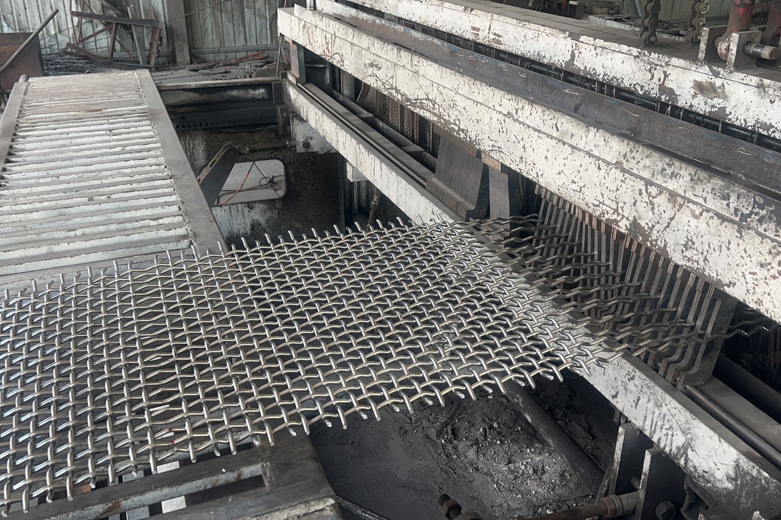 Woven screen production line in the Xinkuang workshop